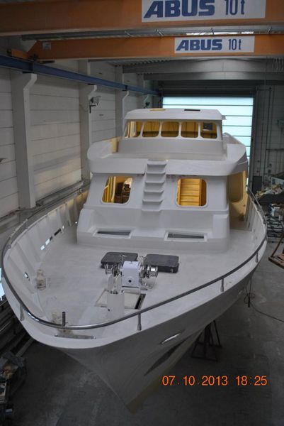 27m-motor-yacht-for-sale-01